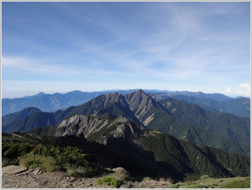 2012-07-13 07-39-42南湖大山看中央尖山.JPG